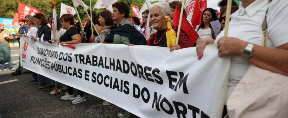 Centenas de trabalhadores não docentes protestam por melhores condições de trabalho