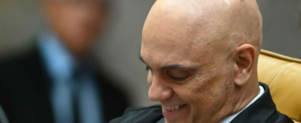 Polícia cumpre ordem de Moraes e retira tornozeleira de absolvido pelo 8/1