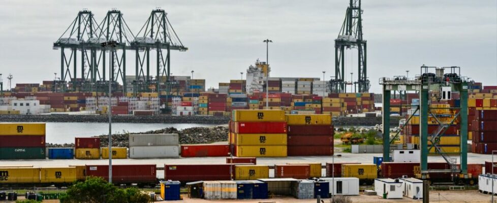 Estivadores de Porto de Lisboa em protesto junto ao Parlamento