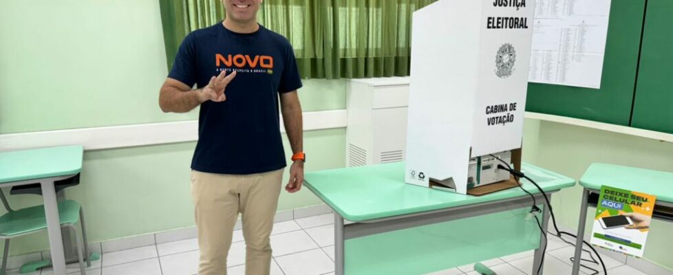 Presidente do Novo vota em Blumenau