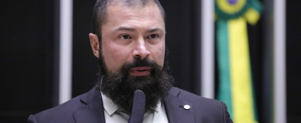 Deputado quer convocar ministro da Educação para explicar travesti nua na UFMA