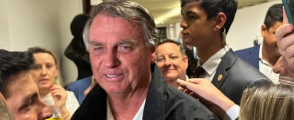 Bolsonaro quer que Lula ‘tome a iniciativa de anistiar’ presos do 8 de janeiro