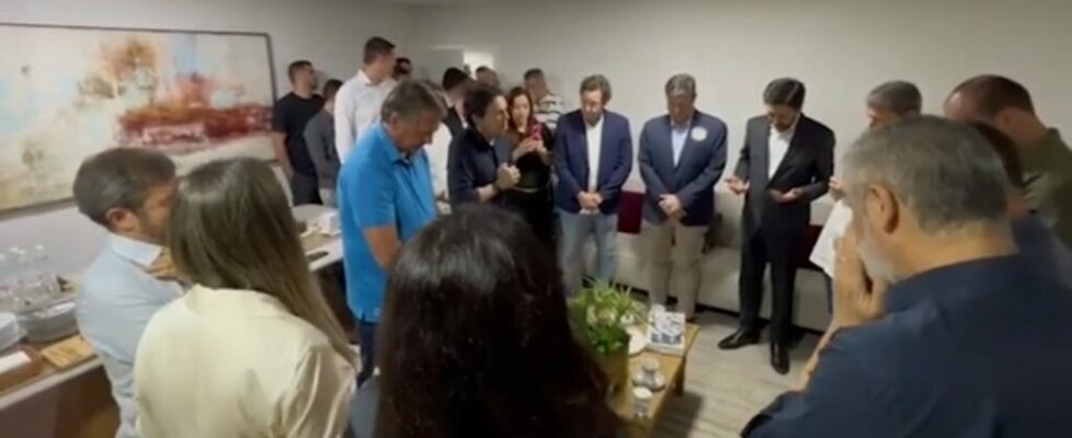 Bolsonaro participa de culto com Tarcísio e Nunes e prega contra o comunismo