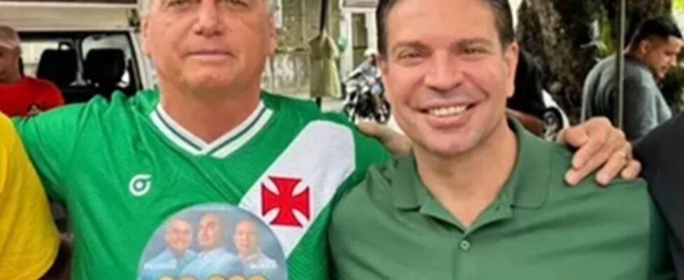 Acompanhado de Bolsonaro, Alexandre Ramagem vota no Rio de Janeiro