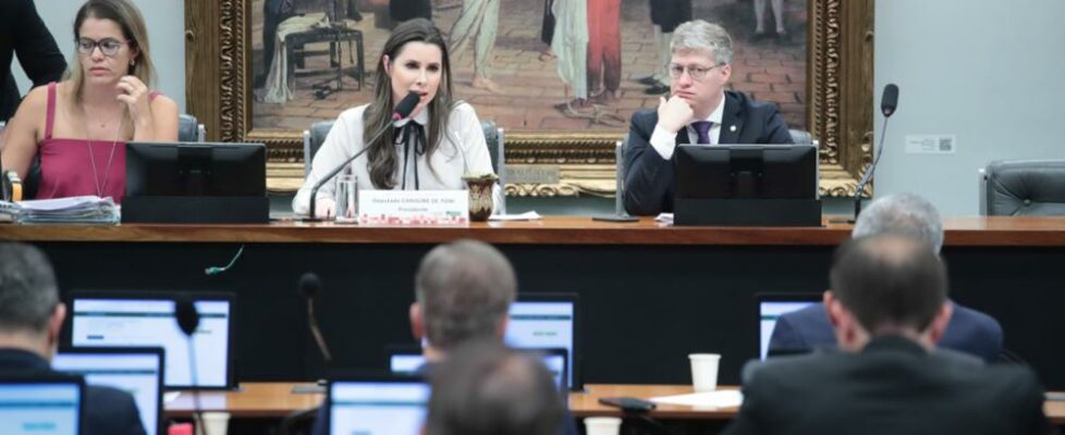 CCJ aprova PEC que permite Congresso suspender decisão do STF