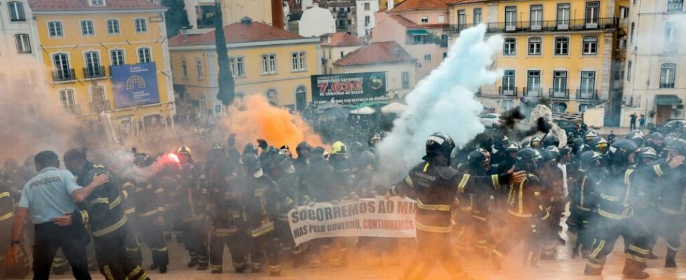 Fotogaleria. Gritos de ordem, petardos e um caixão: mais de mil bombeiros sapadores ocuparam a escadaria da Assembleia da República