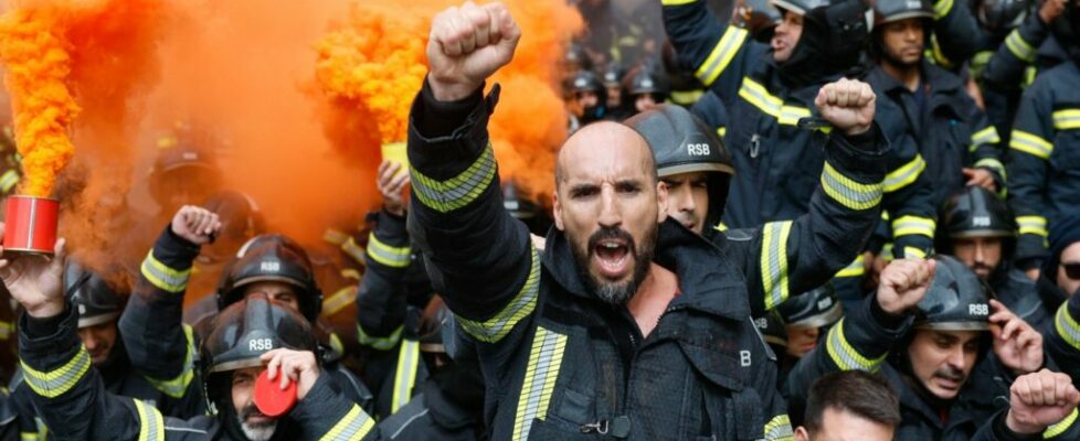 Bombeiros exaltados sobem escadaria do Parlamento durante manifestação