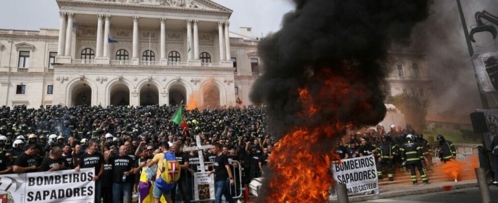 Acertos salariais, suplemento de risco e horários que garantam segurança. As reivindicações dos bombeiros sapadores em protesto na AR