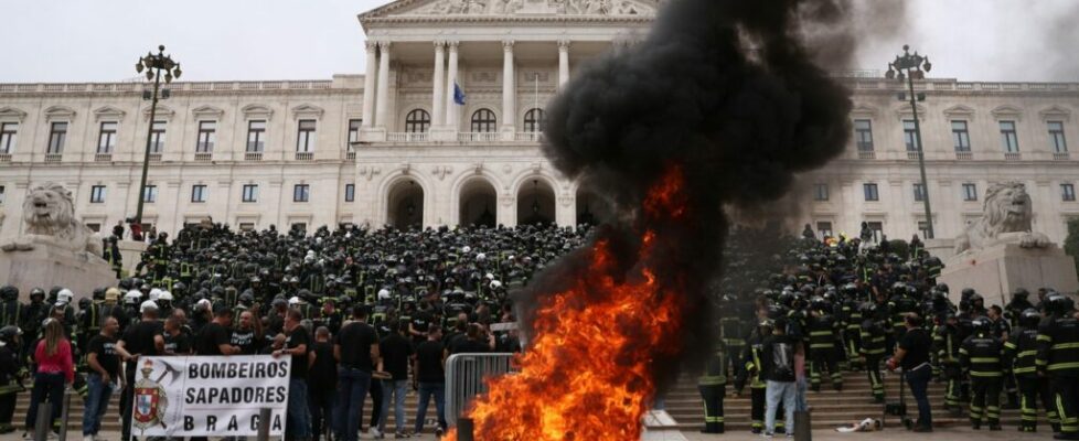 Bombeiros “são tratados como criminosos”, acusa André Ventura