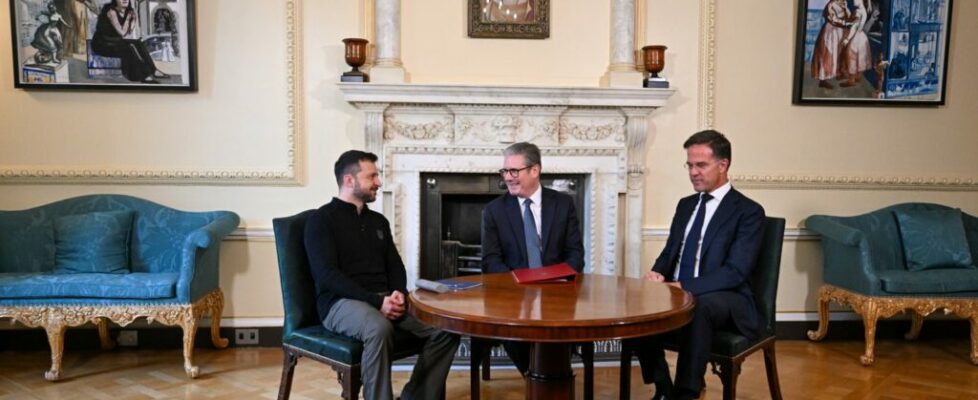 Duas telas de Paula Rego em destaque em Downing Street. Estão numa das salas oficiais de Keir Starmer e são de 1990 e 1991