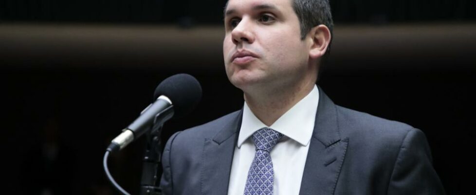 Depois do apoio de Lira, Hugo Motta confirma candidatura à presidência da Câmara