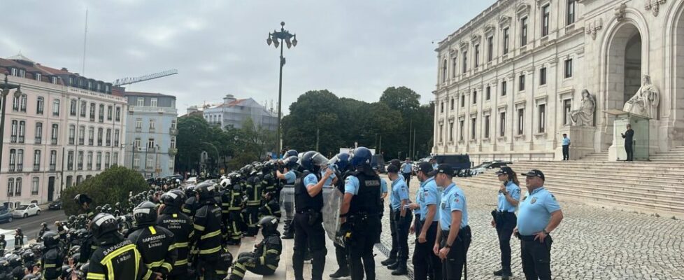 Vídeo. Bombeiros começam a desmobilizar e aplaudem os membros da polícia de intervenção