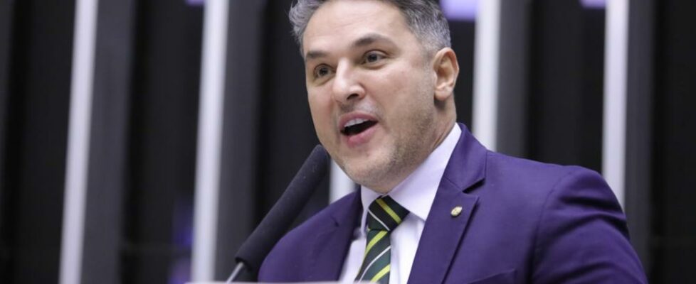 Zucco aciona PGR e quer convocar ministro da Educação para explicar travesti nua na UFMA