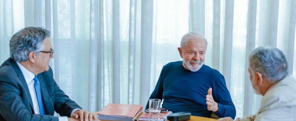 Governo divulga foto de Lula depois de acidente