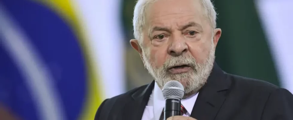 Lula doa menos dinheiro ao PT do que ministros e parlamentares