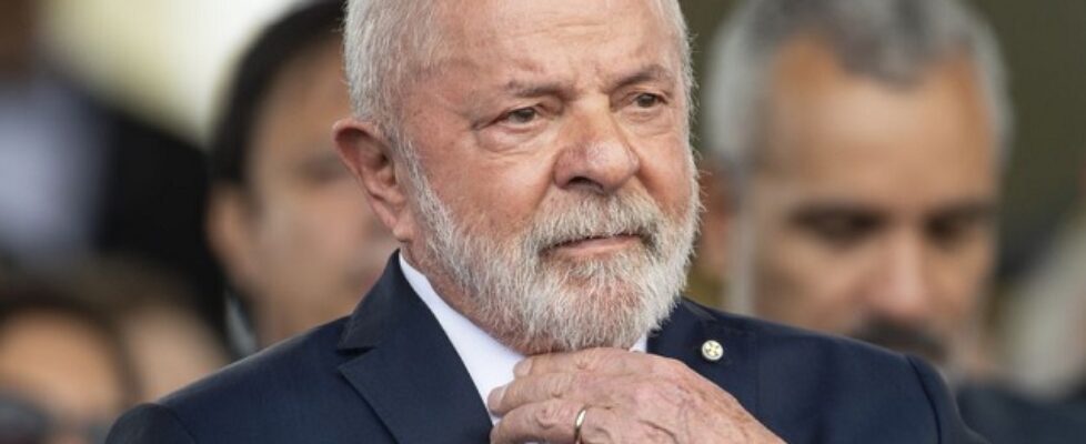 Lula passa por raio-x para avaliação de quadril