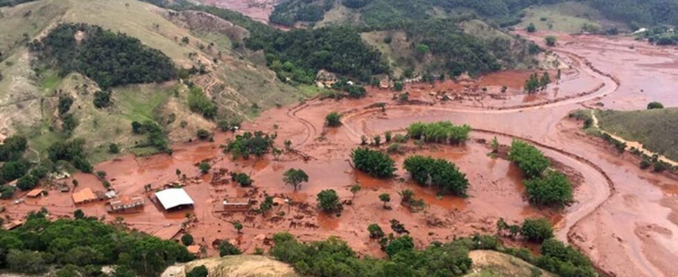 Governo e mineradoras assinam acordo bilionário para indenizações por desastre em Mariana