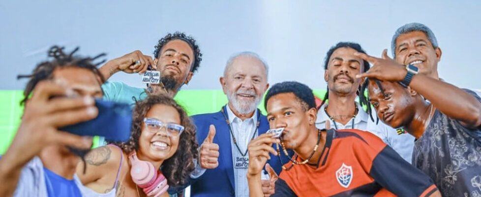 Políticos ironizam evento em que Lula aparece com jovens fazendo rimas