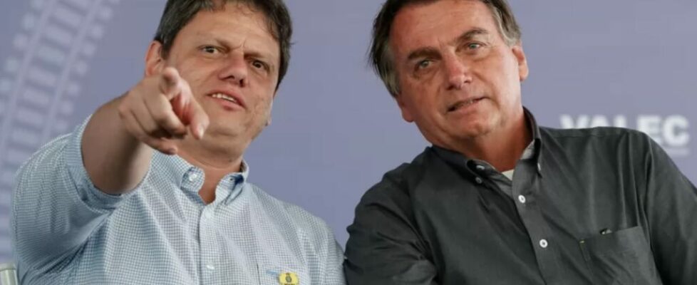 Bolsonaro é a maior liderança da direita no Brasil, afirma Tarcísio