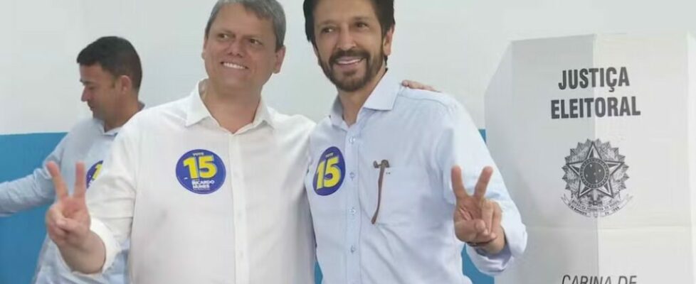 Ricardo Nunes (MDB) vota em São Paulo, acompanhado de Tarcísio