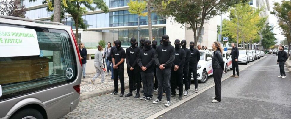 Lesados do BES usam carro funerário para protesto junto ao tribunal