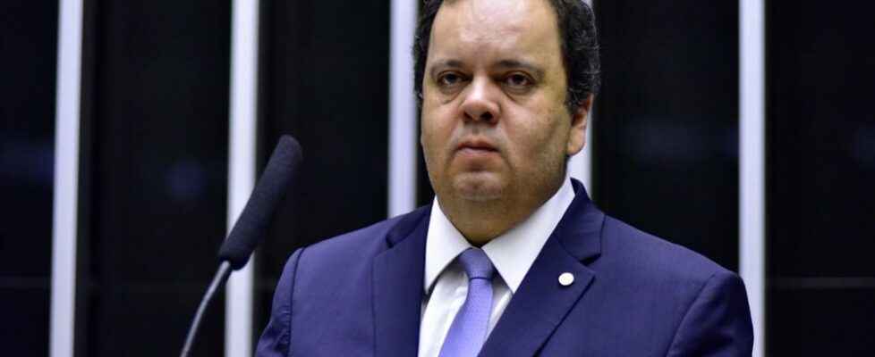 Elmar Nascimento desiste da presidência da Câmara depois de Brito