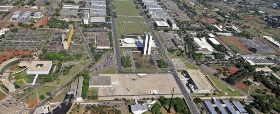 Corpo de homem-bomba é retirado da Praça dos Três Poderes depois de 13 horas