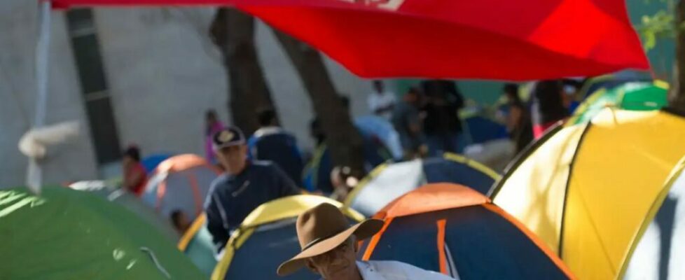 CCJ da Câmara aprova projeto que obriga MST a ter pessoa jurídica