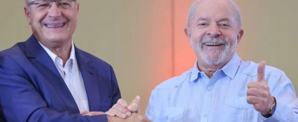 Lula diz para o aniversariante Alckmin viver até os 121 anos