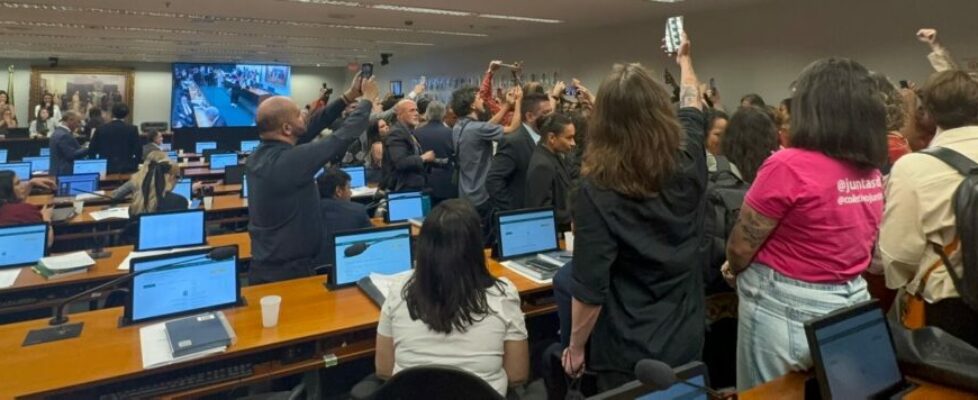 Manifestantes invadem CCJ e interrompem debate sobre PEC da Vida