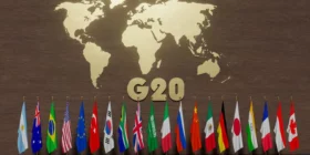 Exposição no G20 mostra ao mundo os presos do 8 de janeiro e a censura no Brasil