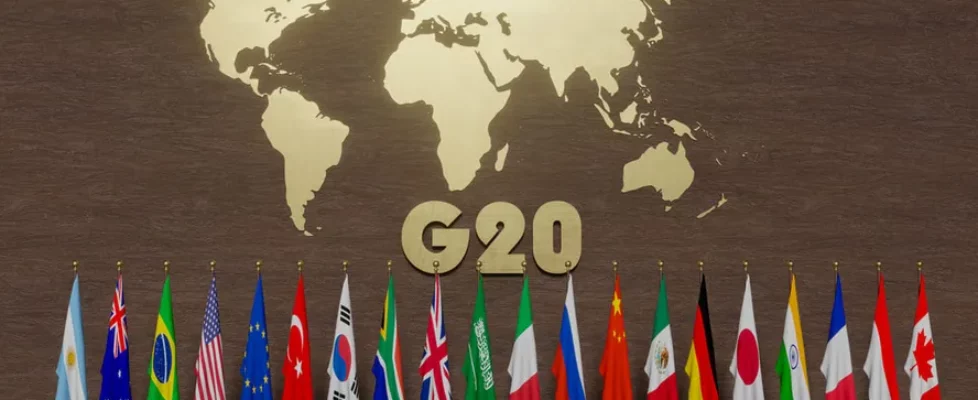 Exposição no G20 mostra ao mundo os presos do 8 de janeiro e a censura no Brasil