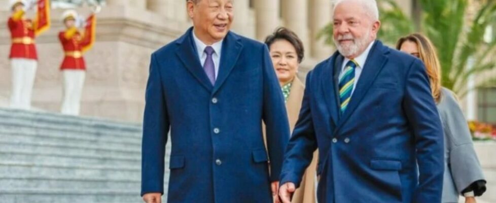 Na Folha, líder do Partido Comunista da China comemora estar ‘de mãos dadas’ com o Brasil