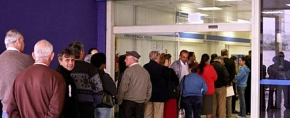 Fila do INSS alcança 1,8 milhão de pessoas