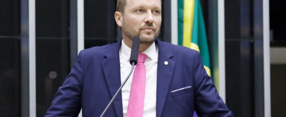 Deputado propõe PEC alternativa à escala 6×1: ‘Não tem fórmula mágica’