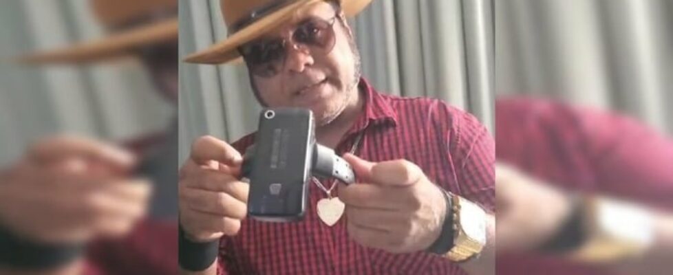 Em vídeo, radialista quebra tornozeleira e diz para Moraes enfiar equipamento no c*; assista