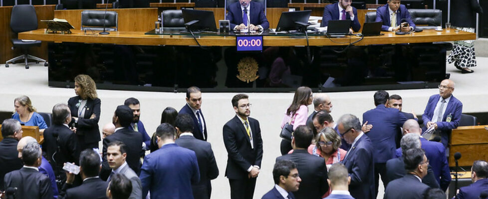 Lira deixa presidência da Câmara com homenagens da esquerda e da direita