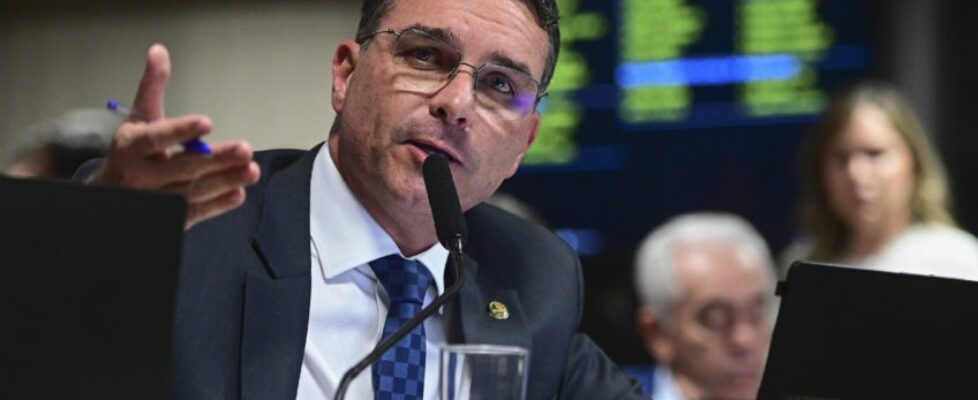 ‘Pretensão é o Senado’, diz Flávio Bolsonaro, sobre disputa ao Planalto