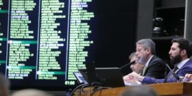 Corte de gastos: 61 deputados da base governista votaram contra o pacote