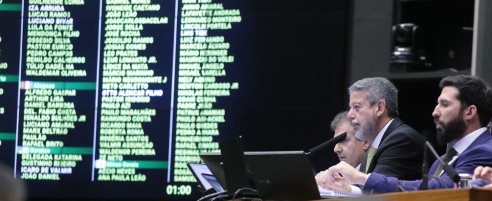 Corte de gastos: 61 deputados da base governista votaram contra o pacote