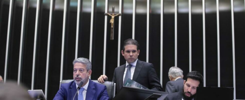 Com aprovação em 2° turno, PEC do corte de gastos vai ao Senado