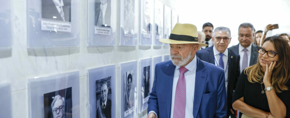 Lula mente sobre história e critica Bolsonaro em visita à galeria de presidentes