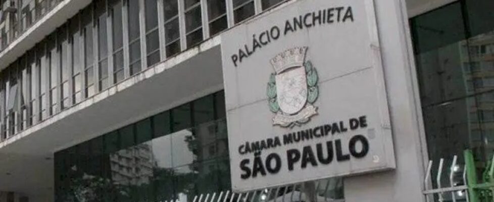 Ex-vereadora de São Paulo retira privada e pias ao desocupar gabinete