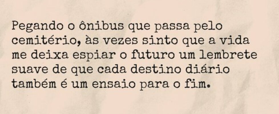 Pegando o ônibus que passa pelo cemitério, às veze... Eric Zovelinski