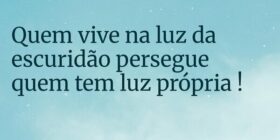 Quem vive na luz da escuridão persegue quem tem lu... Priscila hadassah